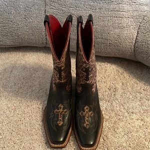 Size 8 Ariat leather cowboy boots. Gently worn. Leather upper